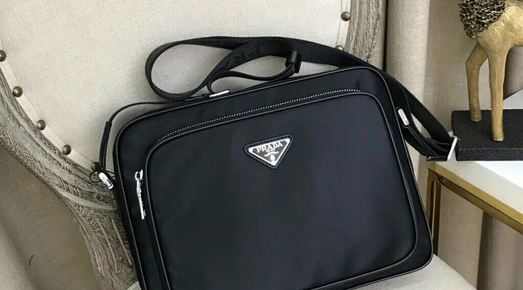 206f4a2ab13656680f27 1024x568 - T&uacute;i X&aacute;ch Nam Prada Si&ecirc;u Cấp MSPD0089