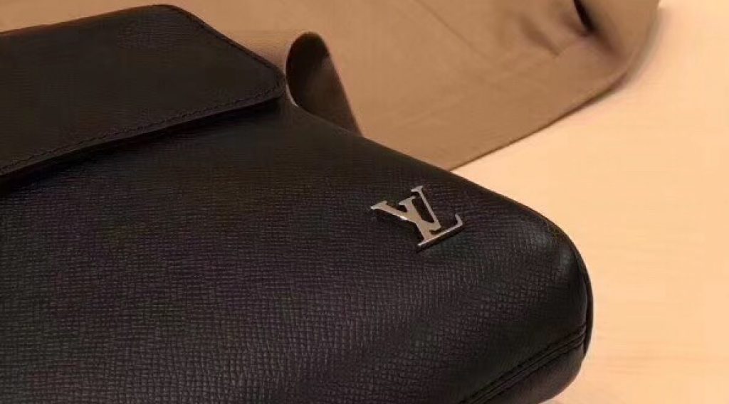 39df11592a05cd5b9414 1024x568 - T&uacute;i X&aacute;ch Nam Louis Vuitton Si&ecirc;u Cấp MSLV0070