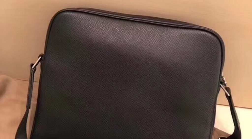 45b4bacb819766c93f86 1024x568 - T&uacute;i X&aacute;ch Nam Louis Vuitton Si&ecirc;u Cấp MSLV0070