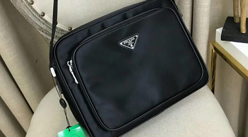 a3996bdc90c0779e2ed1 1024x568 - T&uacute;i X&aacute;ch Nam Prada Si&ecirc;u Cấp MSPD0089