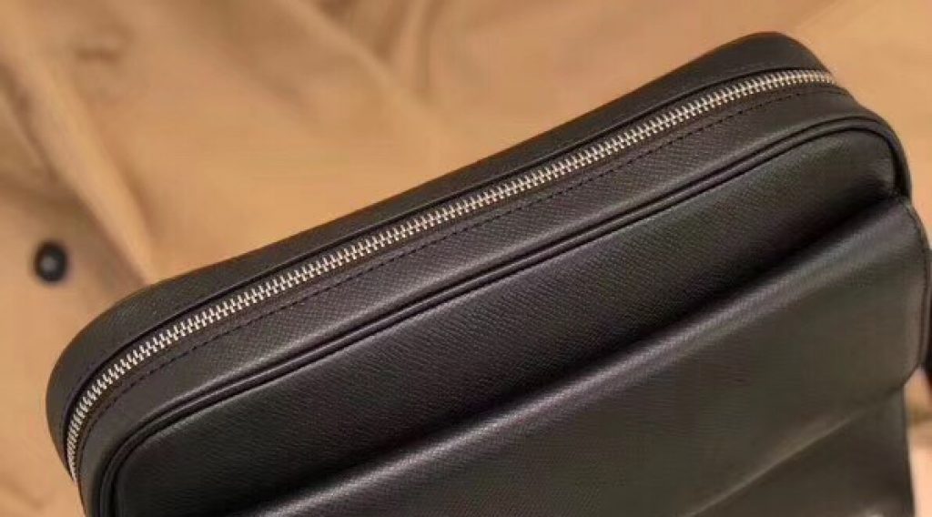 a56f84f0bfac58f201bd 1024x568 - T&uacute;i X&aacute;ch Nam Louis Vuitton Si&ecirc;u Cấp MSLV0070