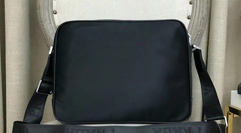 d7e58ca377bf90e1c9ae 1024x568 - T&uacute;i X&aacute;ch Nam Prada Si&ecirc;u Cấp MSPD0089