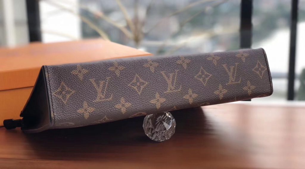 e9abdcae0defeab1b3fe 1024x568 - T&uacute;i X&aacute;ch Nam Louis Vuitton Si&ecirc;u Cấp MSLV0056