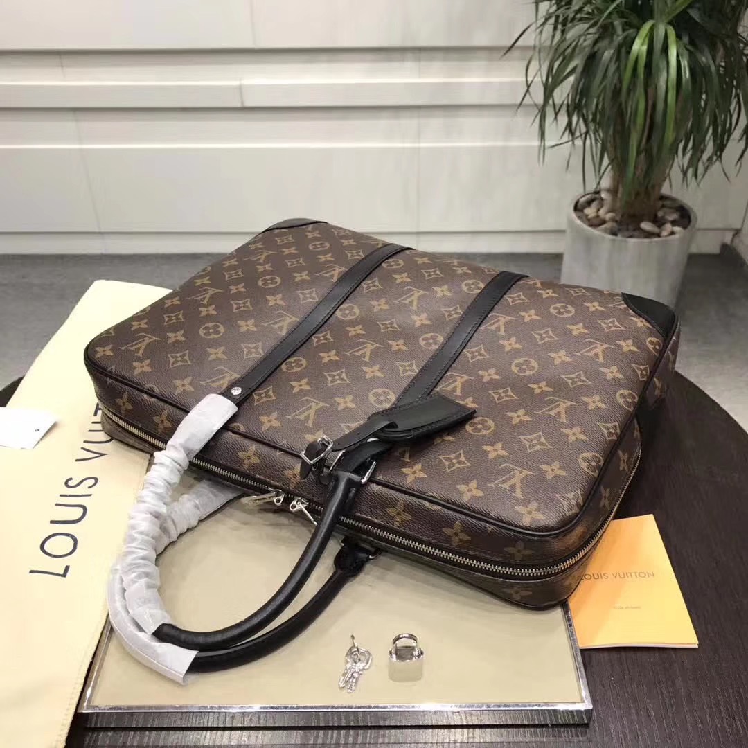 267b106bcc7a3124686b - T&Uacute;I X&Aacute;CH NAM LOUIS VUITTON SI&Ecirc;U CẤP TXNLV1101
