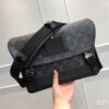 686f9140a77a5a24036b 100x100 - Túi xách nam Louis Vuitton Siêu Cấp TXNLV1138