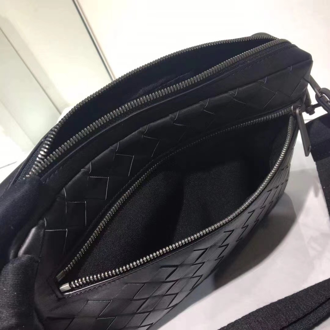 1a97ac508813774d2e02 - T&uacute;i x&aacute;ch nam Bottega Veneta Si&ecirc;u Cấp TXNSC1273