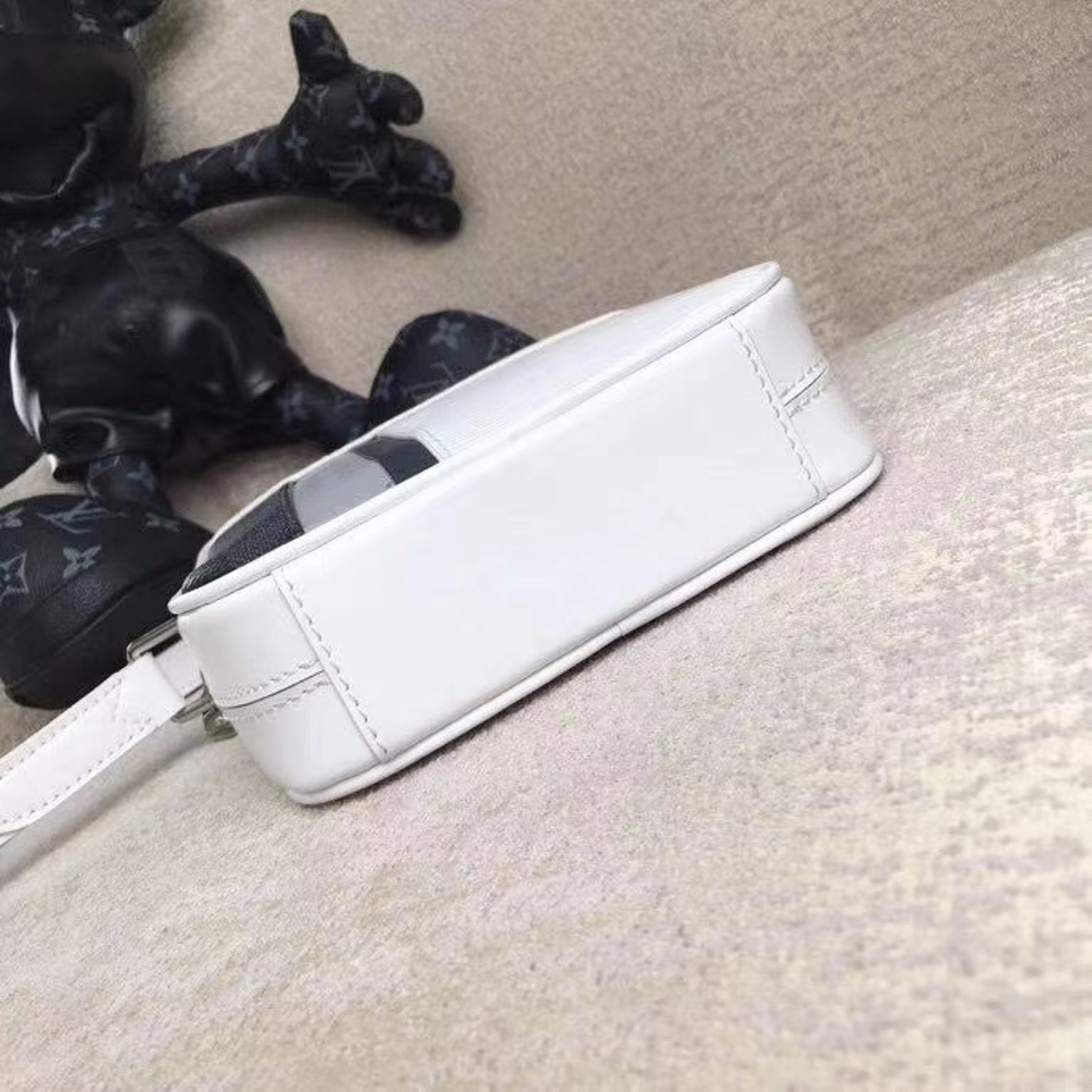 d62f7645e81617484e07 1536x1536 - Túi xách nam LV Siêu Cấp TXNLV1291