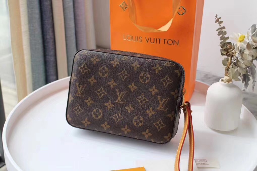 5847779840e3bfbde6f2 1 - 3 mẫu v&iacute; nam Louis Vuitton (LV) si&ecirc;u cấp đẹp nhất