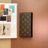 z2093867914750 2a632858196b8aff589382368fe32645 100x100 - Ví nam Louis Vuitton Siêu Cấp VNSC1357