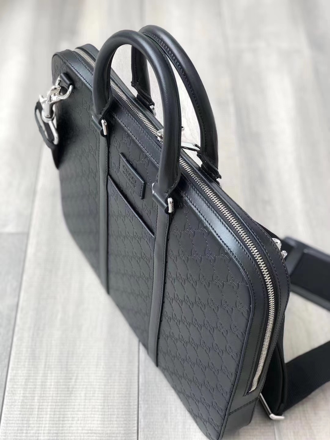 z2121050241378 72b4bf63aa77f8fef209b1be28de6300 - T&uacute;i x&aacute;ch nam Gucci Si&ecirc;u Cấp TXNSC1368