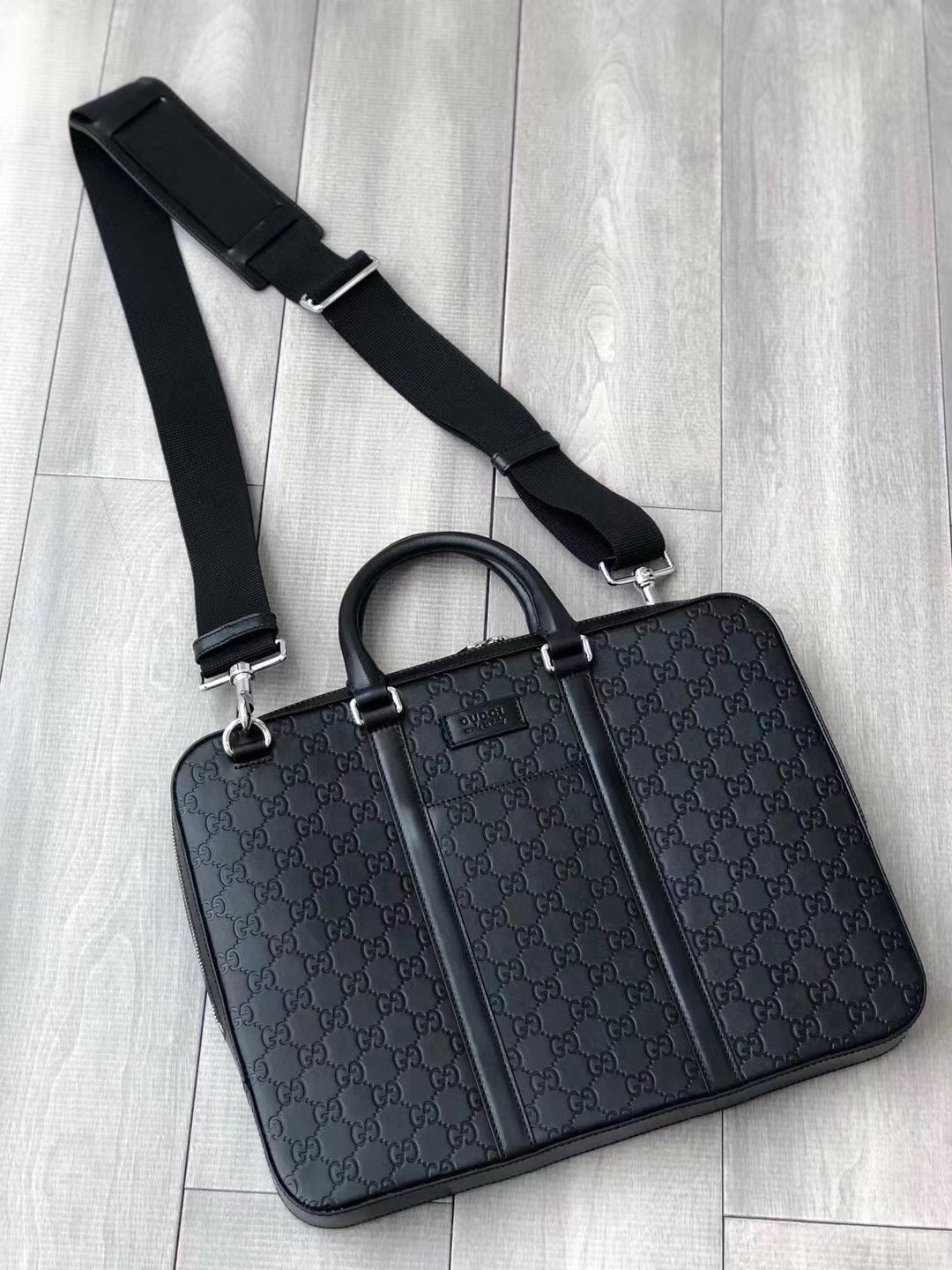 z2121050241583 f3ad9414985241f32601873319d419c6 - T&uacute;i x&aacute;ch nam Gucci Si&ecirc;u Cấp TXNSC1368