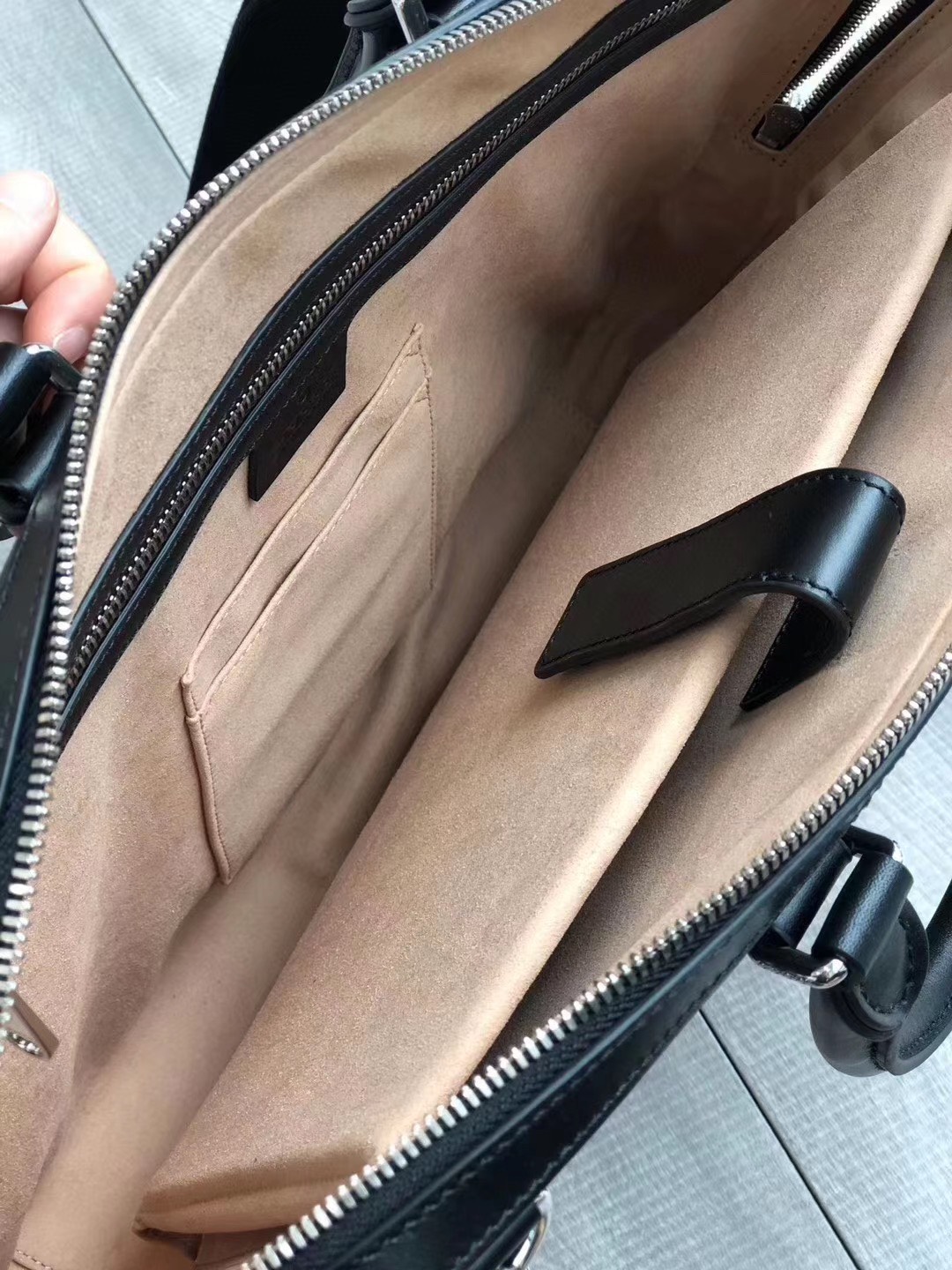 z2121050241589 0b39812929227baa4643d51d77447441 - T&uacute;i x&aacute;ch nam Gucci Si&ecirc;u Cấp TXNSC1368