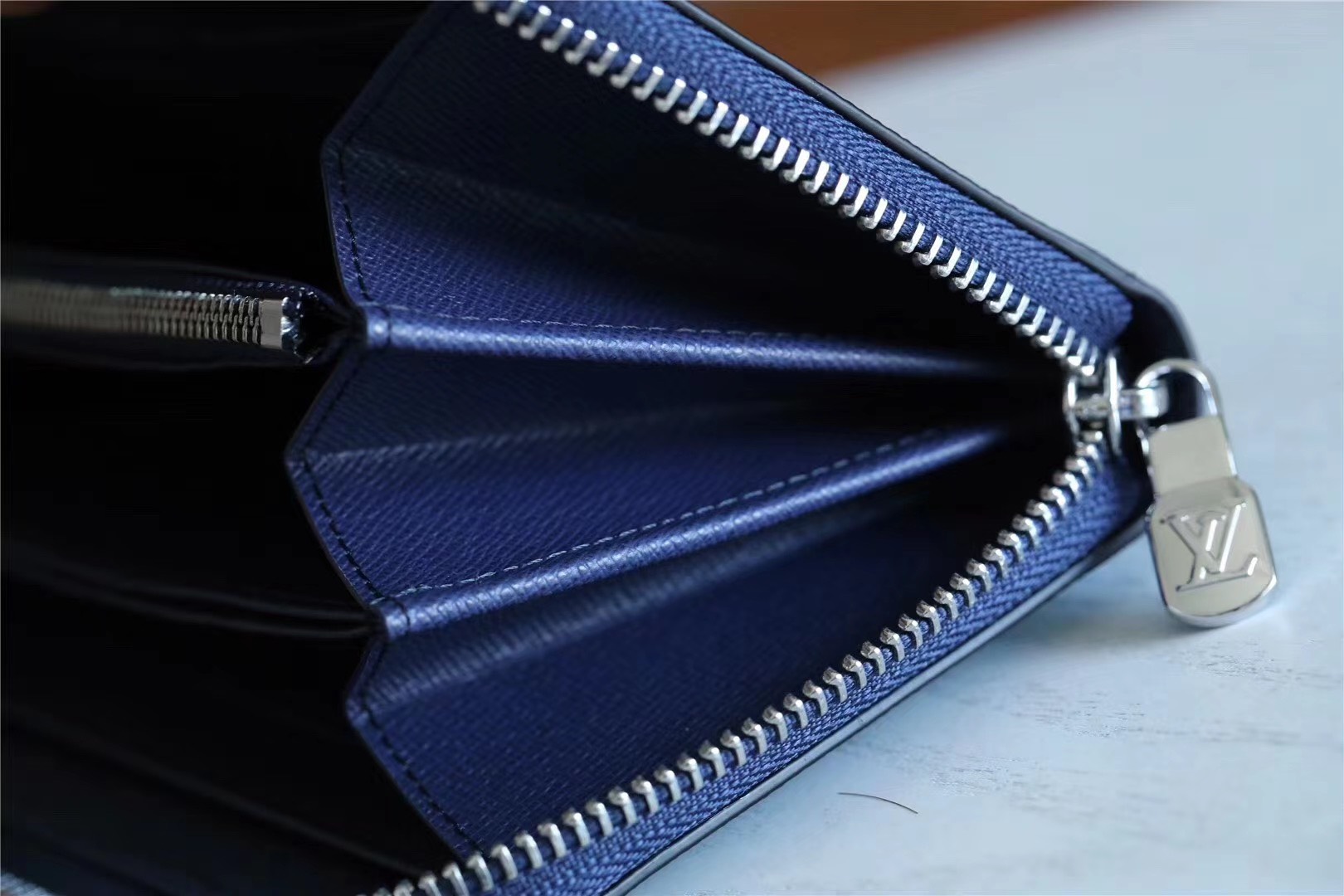 Ví nam Louis Vuitton siêu cấp z2126966218400 f5506be91578e48152bfbece9648b9a3 - Ví nam Louis Vuitton Siêu Cấp VNSC1379