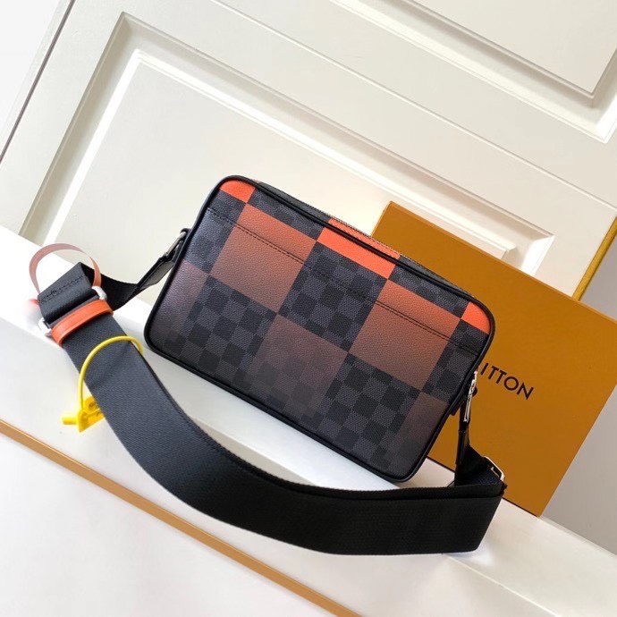 z2139999727534 0e5ed82048cf071a38a7e66ab1c6cce3 - T&uacute;i x&aacute;ch nam Louis Vuitton Si&ecirc;u cấp TXNSC1393