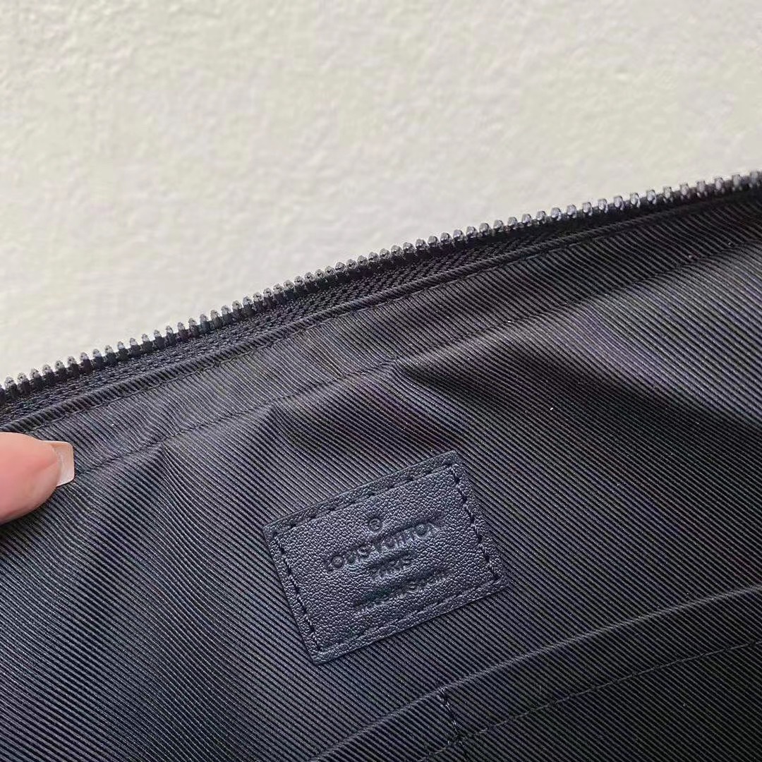 z2151981477982 b534c5f6cd82237fc46d6fd40d2074ca - T&uacute;i x&aacute;ch nam Louis Vuitton Si&ecirc;u cấp TXNSC1396