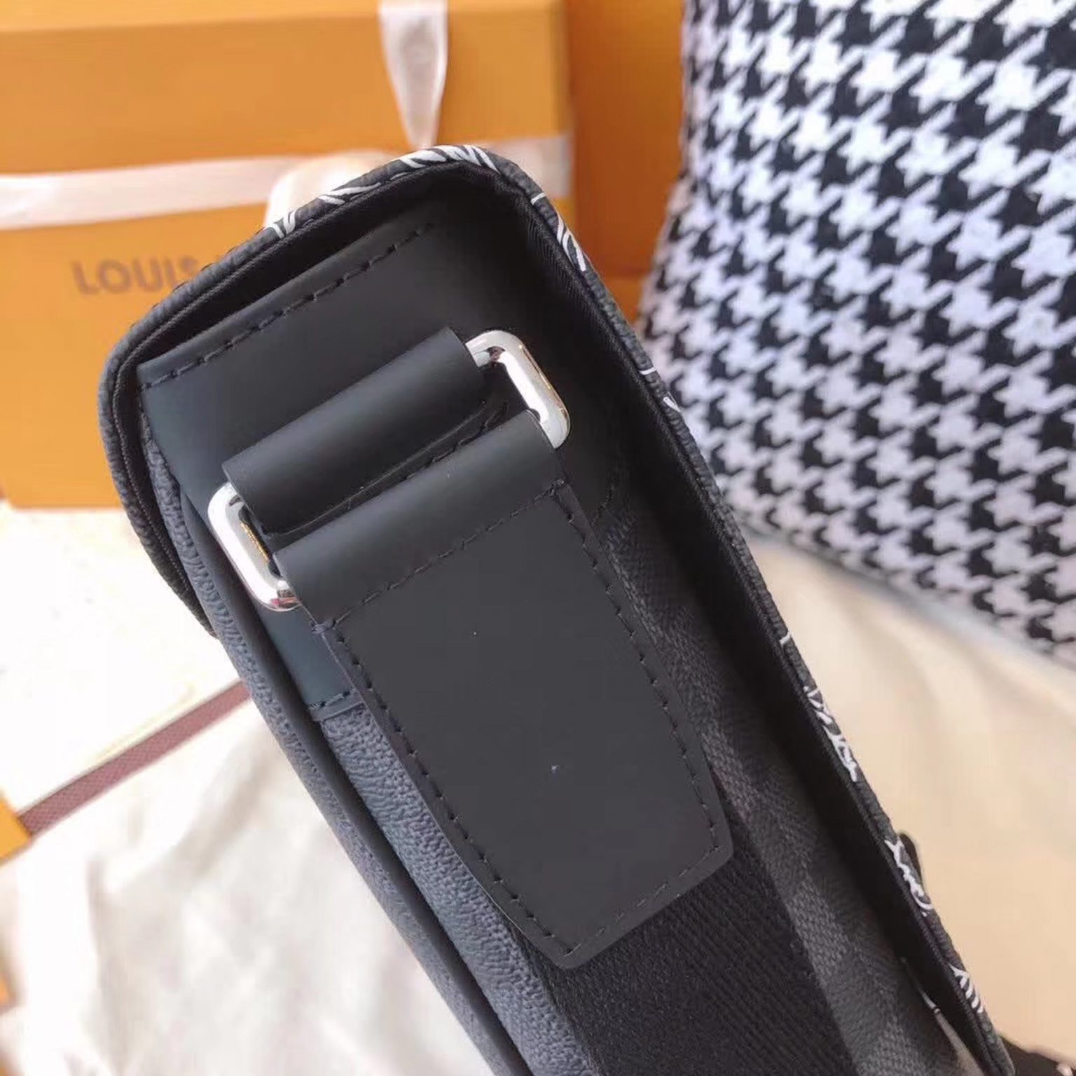 z2160505499983 547c5c67c647ba736fe16946a971198e 1536x1536 - Túi xách nam Louis Vuitton Siêu cấp TXNSC1416