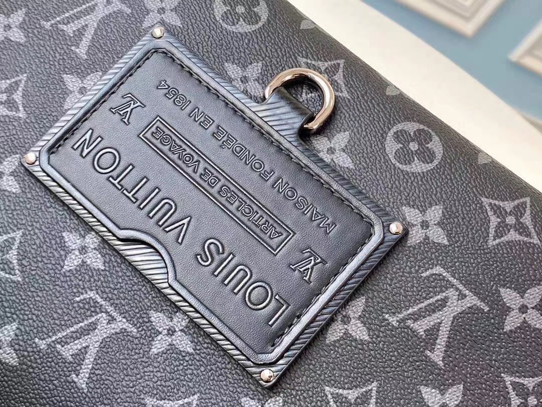z2238065219236 13165f8223bf4c277d8107b8bcf3fb17 - T&uacute;i x&aacute;ch nam Louis Vuitton si&ecirc;u cấp TXNSC1525