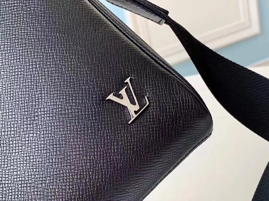 z2254064808234 bf4f1ffd44771b299a4301ad6f1e803c - Túi xách nam Louis Vuitton siêu cấp TXSC1548 z2254064808234 bf4f1ffd44771b299a4301ad6f1e803c - Túi xách nam Louis Vuitton siêu cấp TXSC1548