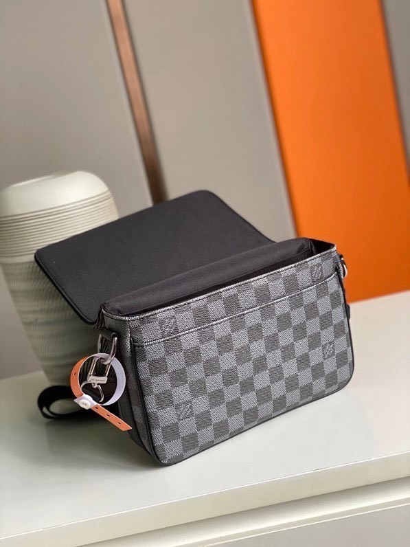 z2279949780738 8d6bd50b99fe59abed023944eafbad23 - T&uacute;i x&aacute;ch nam Louis Vuitton si&ecirc;u cấp TXSC1569