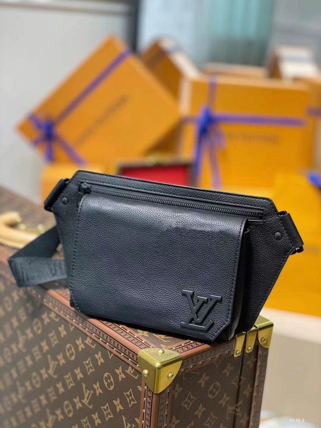 z2411958683146 0788284f190a01d00427a0c9c6c2bf06 - T&uacute;i x&aacute;ch nam Louis Vuitton si&ecirc;u cấp TXSC1651