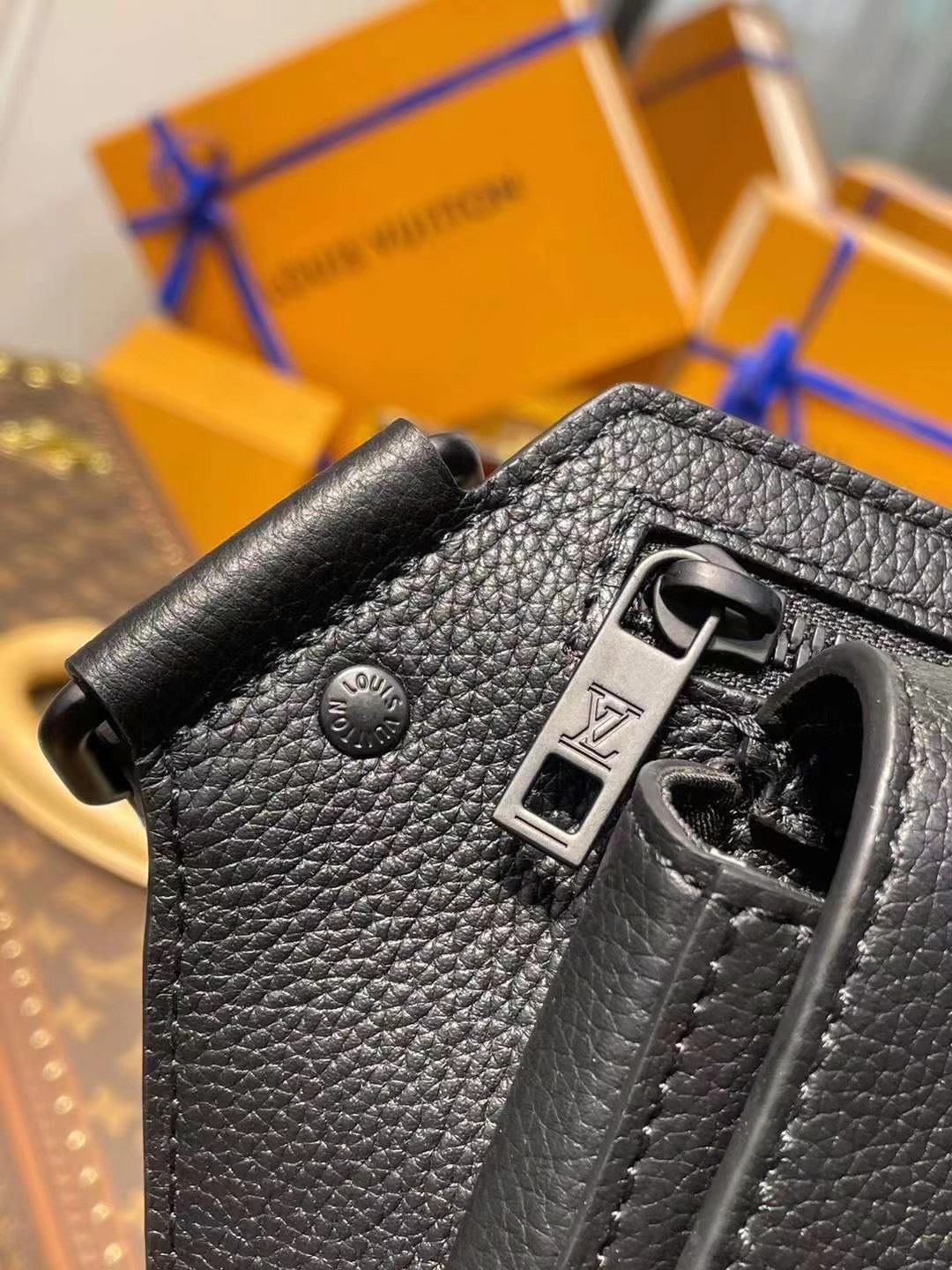 z2411958683986 41d88498edf91264b1f7297d9743e5fe - T&uacute;i x&aacute;ch nam Louis Vuitton si&ecirc;u cấp TXSC1651