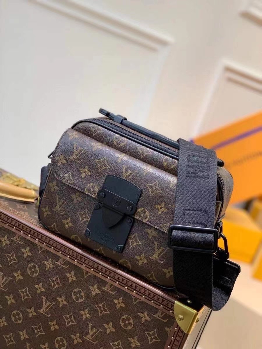 z2604667235331 ff9bfd4d3c1688baafabd17b0186a608 - Túi xách nam Louis Vuitton siêu cấp TXSC1738 z2604667235331 ff9bfd4d3c1688baafabd17b0186a608 - Túi xách nam Louis Vuitton siêu cấp TXSC1738