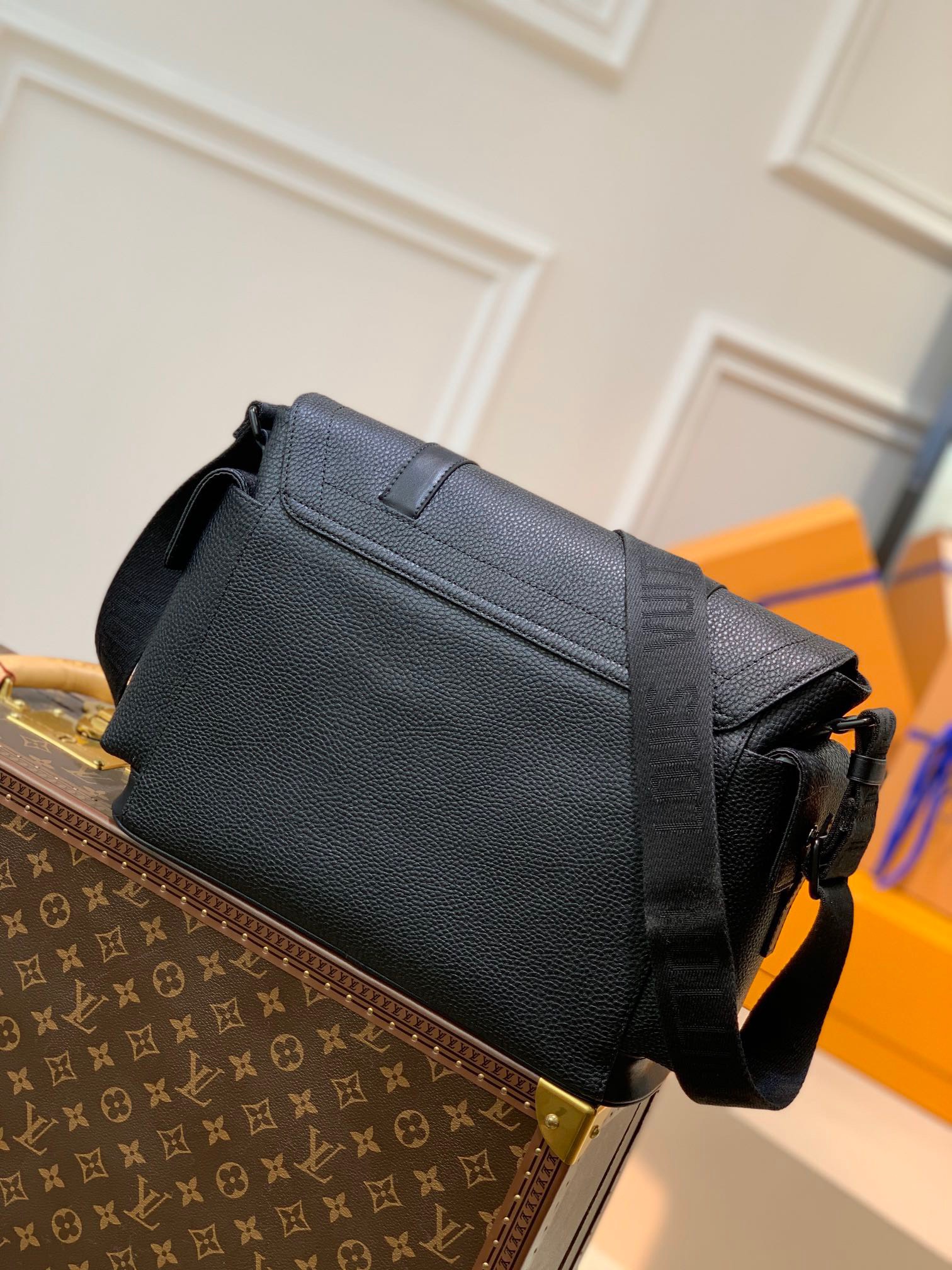 z2646886030304 e1d36b3bef109c9cbed197d6952bf825 1 - Túi xách nam Louis Vuitton siêu cấp TXSC1757 z2646886030304 e1d36b3bef109c9cbed197d6952bf825 1 - Túi xách nam Louis Vuitton siêu cấp TXSC1757