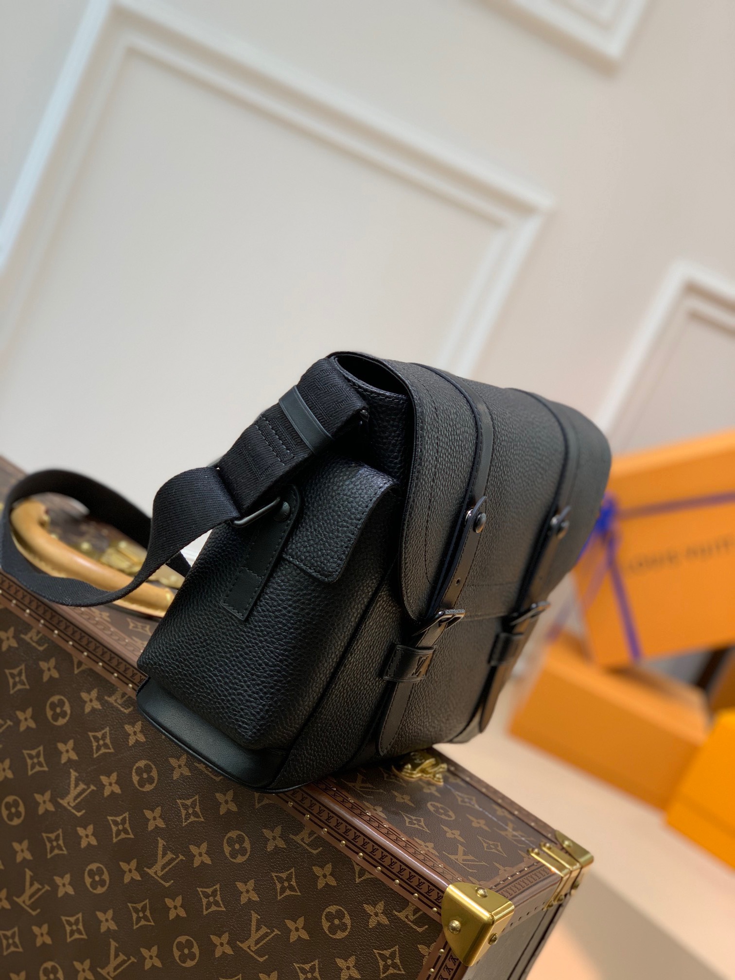 z2646886033971 7a90db79cd0bf5b0e0b809d008f0cbbe 1 - Túi xách nam Louis Vuitton siêu cấp TXSC1757 z2646886033971 7a90db79cd0bf5b0e0b809d008f0cbbe 1 - Túi xách nam Louis Vuitton siêu cấp TXSC1757