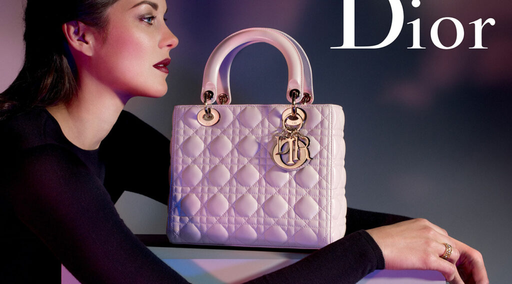 quang cao christian dior lady dior marion cotillard 1024x568 - Túi Dior Caro - điểm nhấn thời trang cao cấp mùa hè 2021