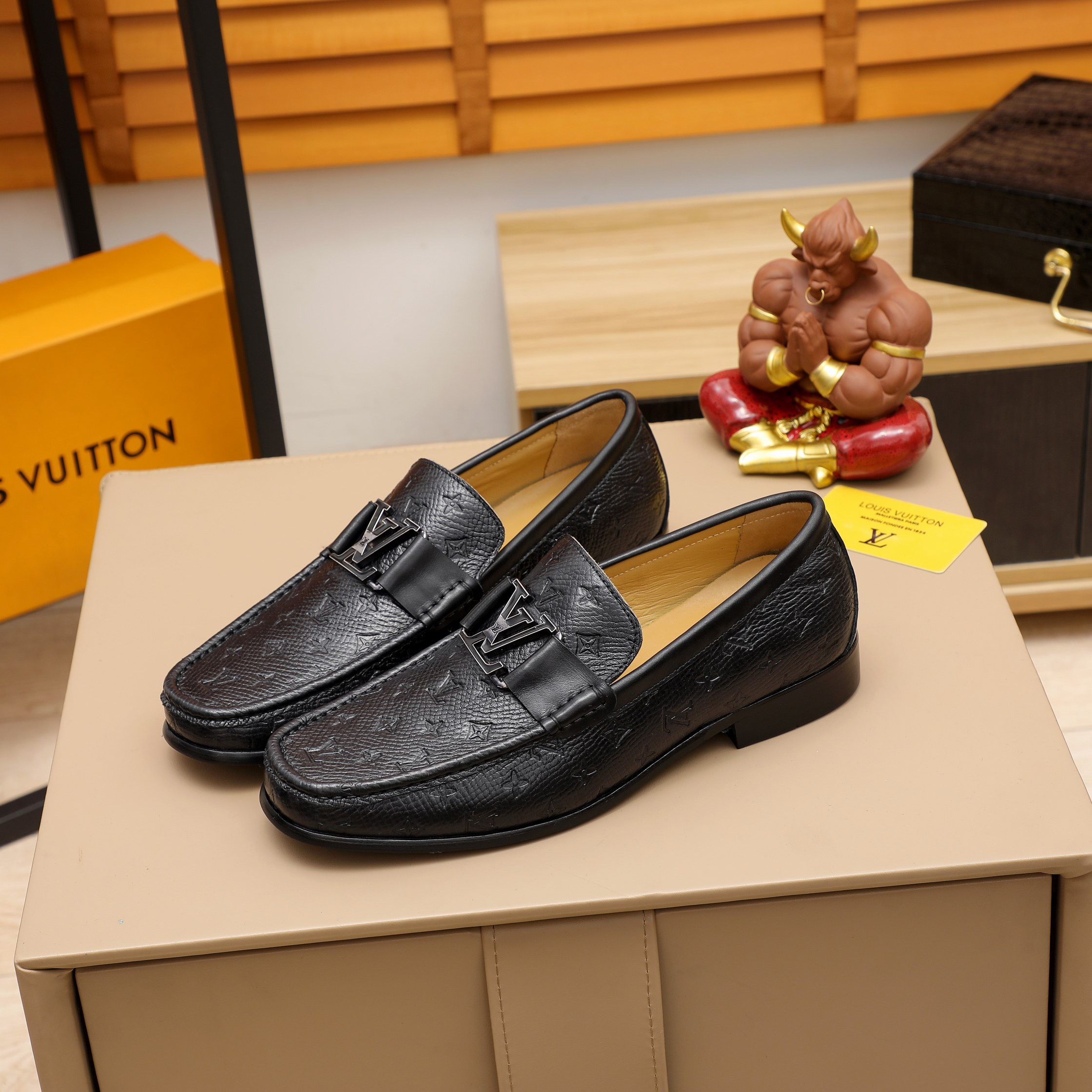 z2747479673418 c095cfb242aa02b3de264dd1dbe4bde7 - Gi&agrave;y Nam Louis Vuitton Si&ecirc;u Cấp GNLV1798