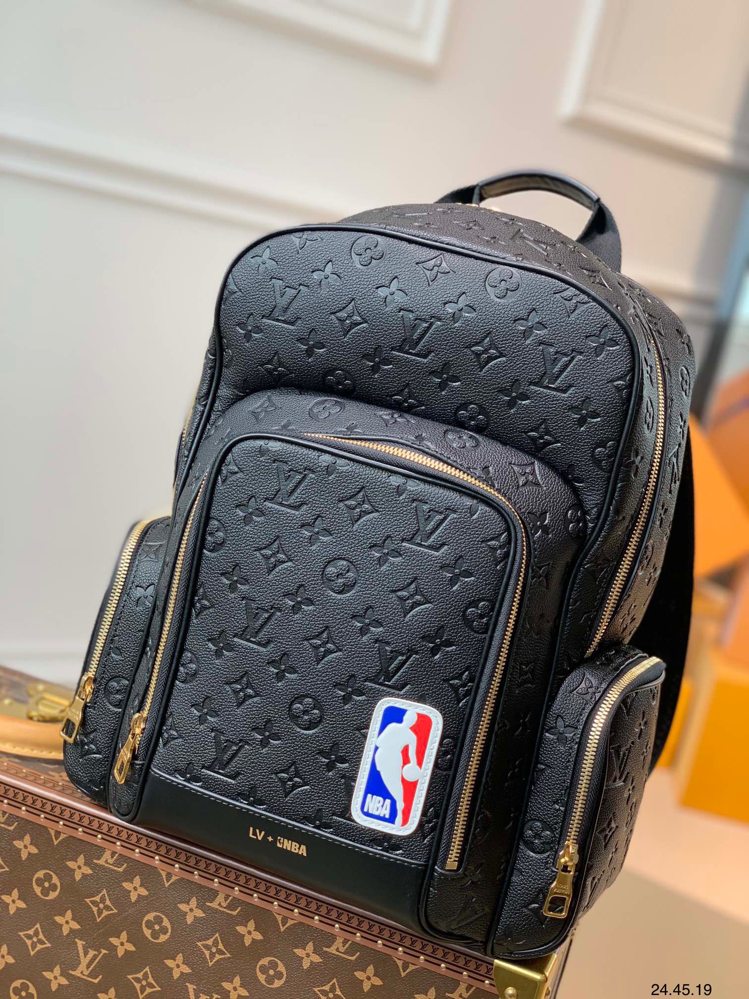 z2755339779395 26c5744eeed8fa02a5248a5511e70192 - T&uacute;i x&aacute;ch nam Louis Vuitton si&ecirc;u cấp TXSC1802