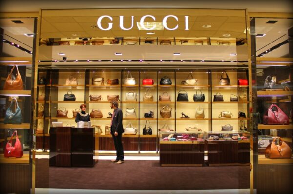 cửa hàng gucci  e1634890290352 - 10 mẫu t&uacute;i x&aacute;ch Gucci nam hot nhất thị trường hiện nay