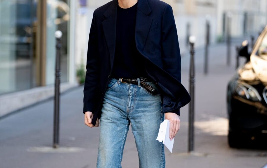 phoi do thu dong cung quan jeans ELLE Man1 900x568 - 7 mẹo mix đồ với quần jean đẹp nhất cho mùa Thu - Đông 2021
