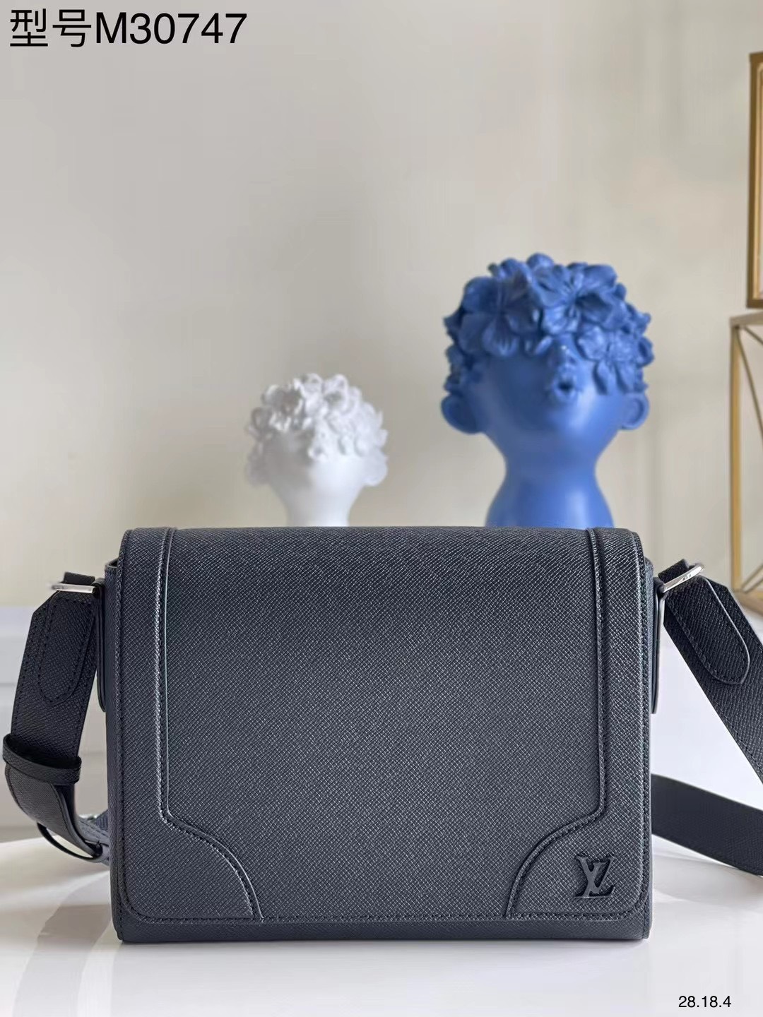 z2818551832651 9ee7bb4335a7c31881d51c323c7b3526 - T&uacute;i x&aacute;ch nam Louis Vuitton si&ecirc;u cấp TXSC1858