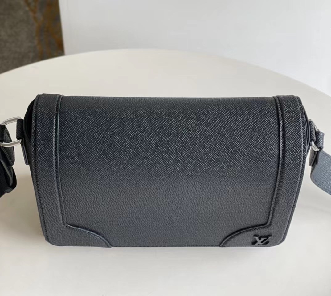 z2818551854548 dae7aad13376089b4e25301df0a0859c - T&uacute;i x&aacute;ch nam Louis Vuitton si&ecirc;u cấp TXSC1858