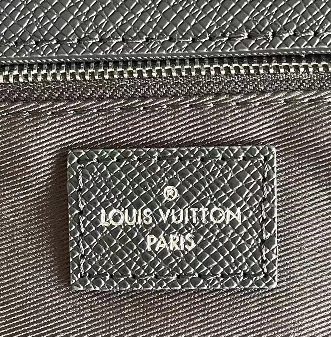 z2818551876826 9cf30c4a226f7d57f92ed7e7596ce9ca - T&uacute;i x&aacute;ch nam Louis Vuitton si&ecirc;u cấp TXSC1858