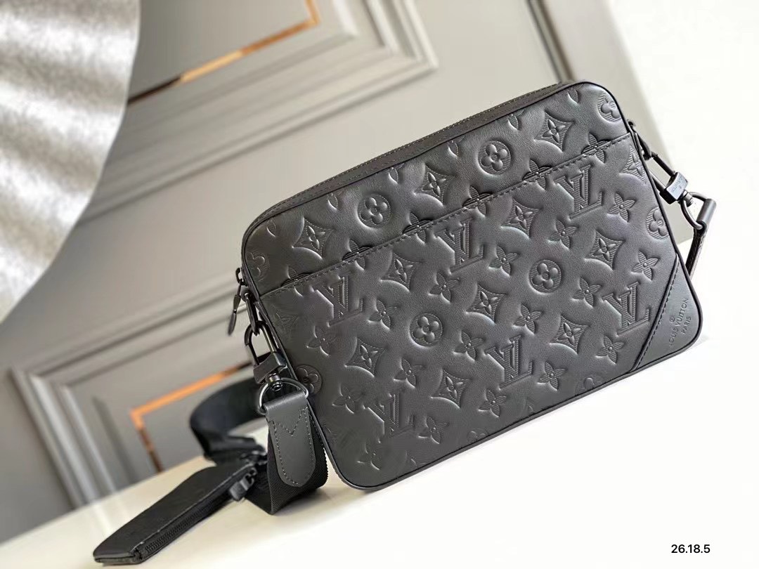 z2832587594612 f21aa93bc89afadc17b439b40458cd66 - Túi xách nam Louis Vuitton siêu cấp TXSC1867 z2832587594612 f21aa93bc89afadc17b439b40458cd66 - Túi xách nam Louis Vuitton siêu cấp TXSC1867