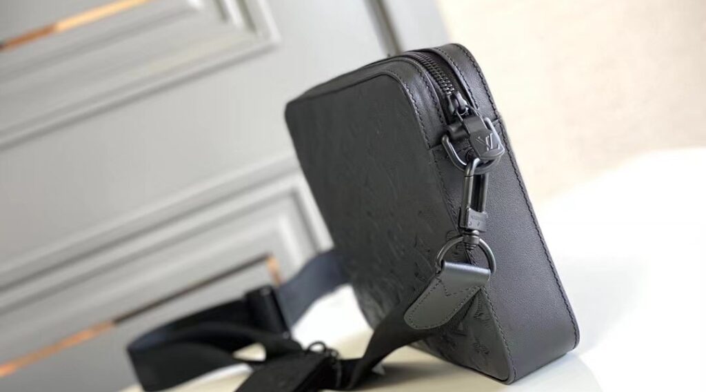 z2832587598549 f3fa76b8b443eb49ca6c18cf837cdefa 1024x568 - Túi xách nam Louis Vuitton siêu cấp TXSC1867 z2832587598549 f3fa76b8b443eb49ca6c18cf837cdefa 1024x568 - Túi xách nam Louis Vuitton siêu cấp TXSC1867