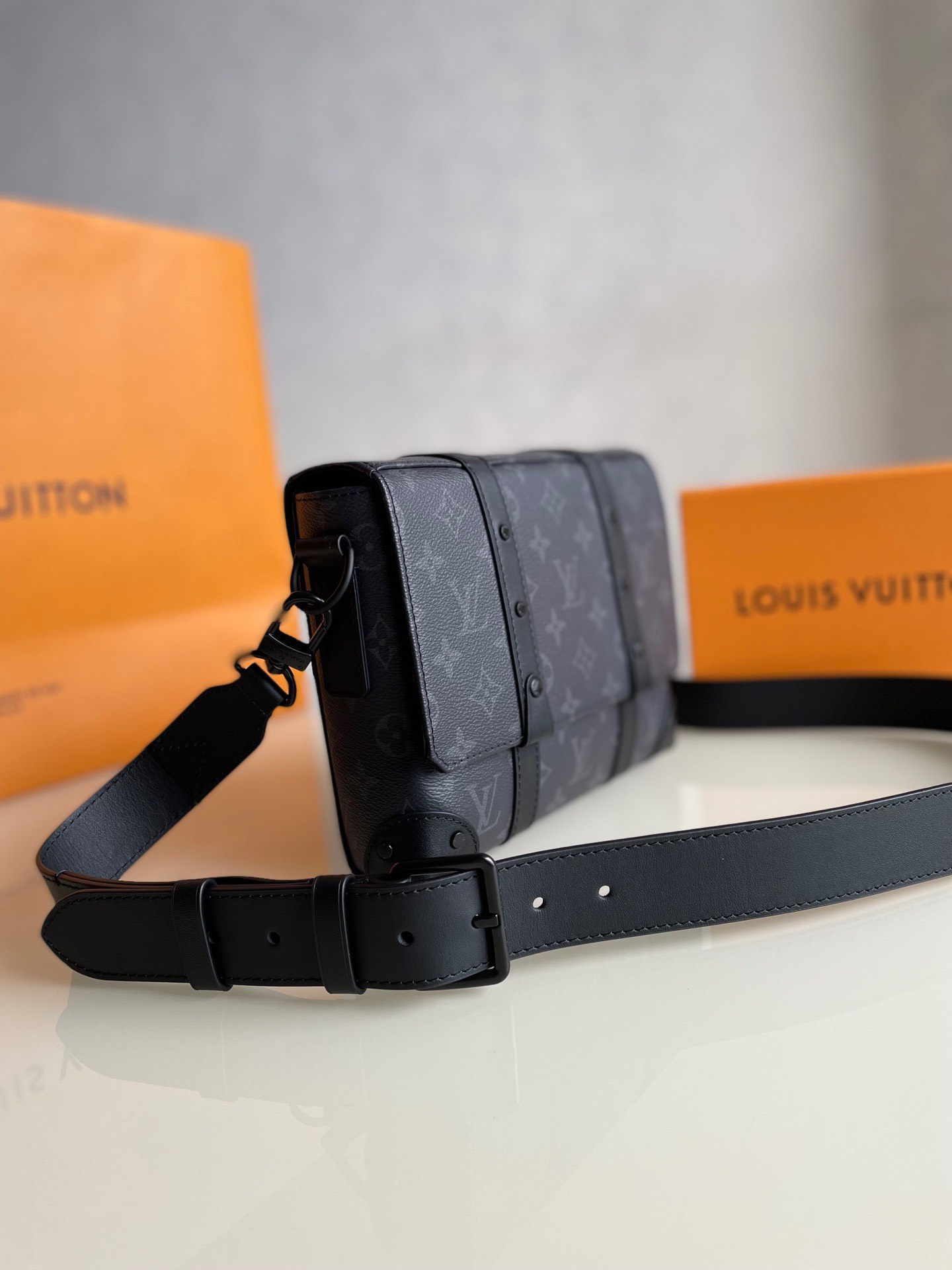 z2862222368620 8203b6a623d25808927d35161f060e43 - Túi xách nam Louis Vuitton siêu cấp TXSC1883 z2862222368620 8203b6a623d25808927d35161f060e43 - Túi xách nam Louis Vuitton siêu cấp TXSC1883