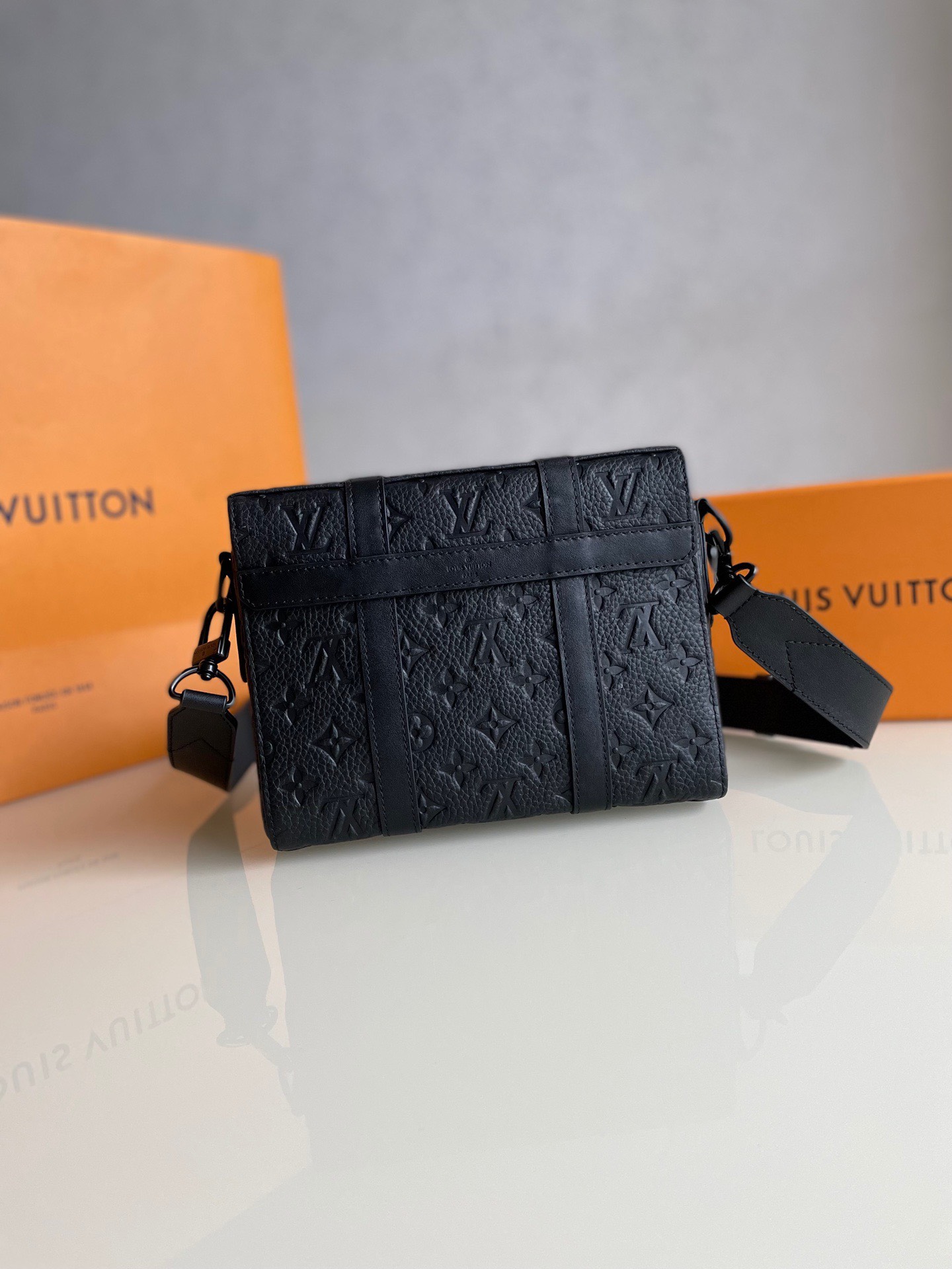 z2862235197568 7eece5fdf2e0818eaaa174bafcbf9004 - Túi xách nam Louis Vuitton siêu cấp TXSC1884 z2862235197568 7eece5fdf2e0818eaaa174bafcbf9004 - Túi xách nam Louis Vuitton siêu cấp TXSC1884