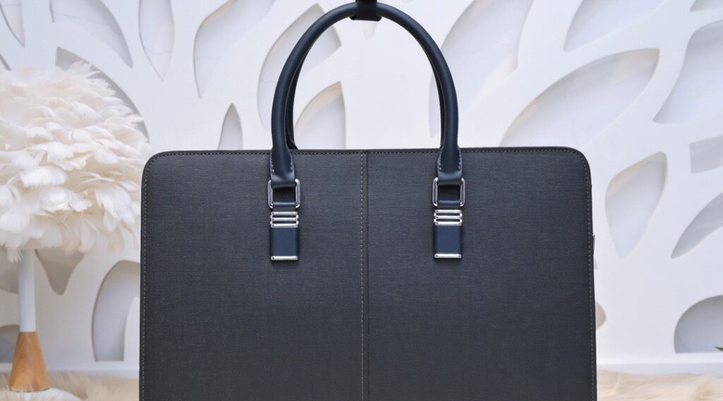 z2895827697110 fdbb2781eeccf15ce7526295dbe7366f 1024x568 - T&uacute;i x&aacute;ch nam Prada Si&ecirc;u Cấp TXNPD1903