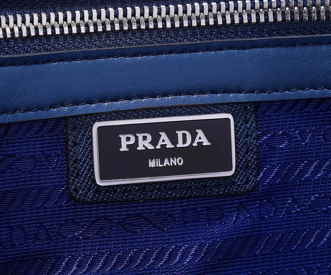 z2915626219313 c87aa6e92a9e70c5f845fdce8ce01c35 - T&uacute;i x&aacute;ch nam Prada Si&ecirc;u Cấp TXNPD1924