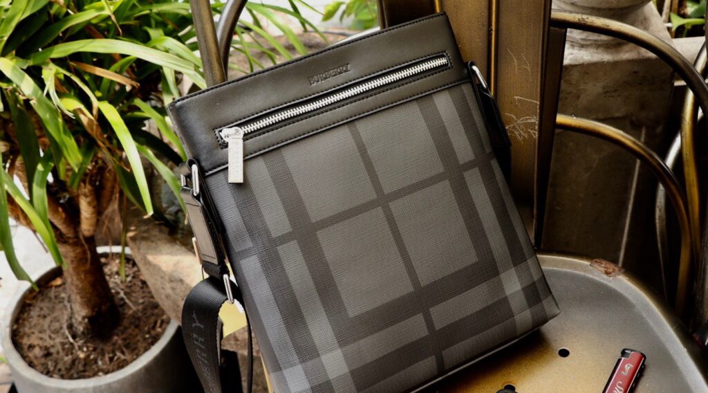 z2939651348842 af5d22dd620bc25e2a7bc0fc014ef211 1024x568 - T&uacute;i x&aacute;ch nam Burberry Si&ecirc;u Cấp TXNSC1942