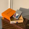 z2963141443018 38a8c4807704c4c5e78c4008c2da94b9 100x100 - Ví nam Louis Vuitton siêu cấp VNSC1974