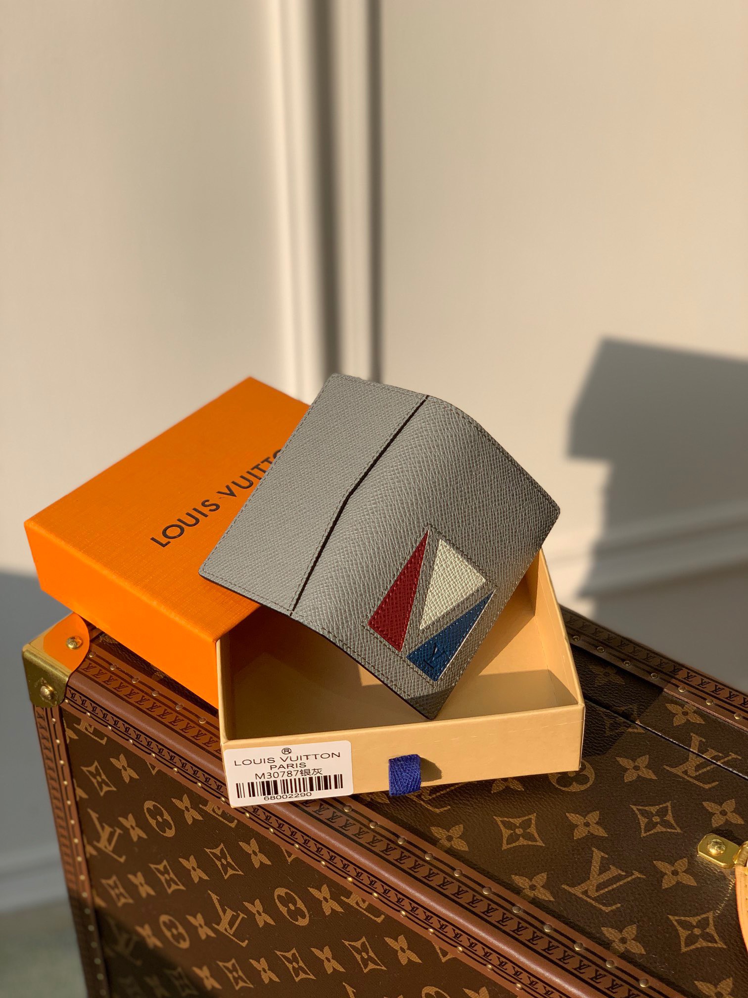 z2963141455485 b4b811c1d1755336ba9a92656c444ba4 - V&iacute; nam Louis Vuitton si&ecirc;u cấp VNSC1975