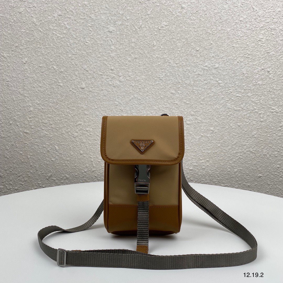 z3085605584928 4df285e46300a6c7e3a3b9d151f264c8 - T&uacute;i x&aacute;ch nam Prada Si&ecirc;u Cấp TXNPD2117