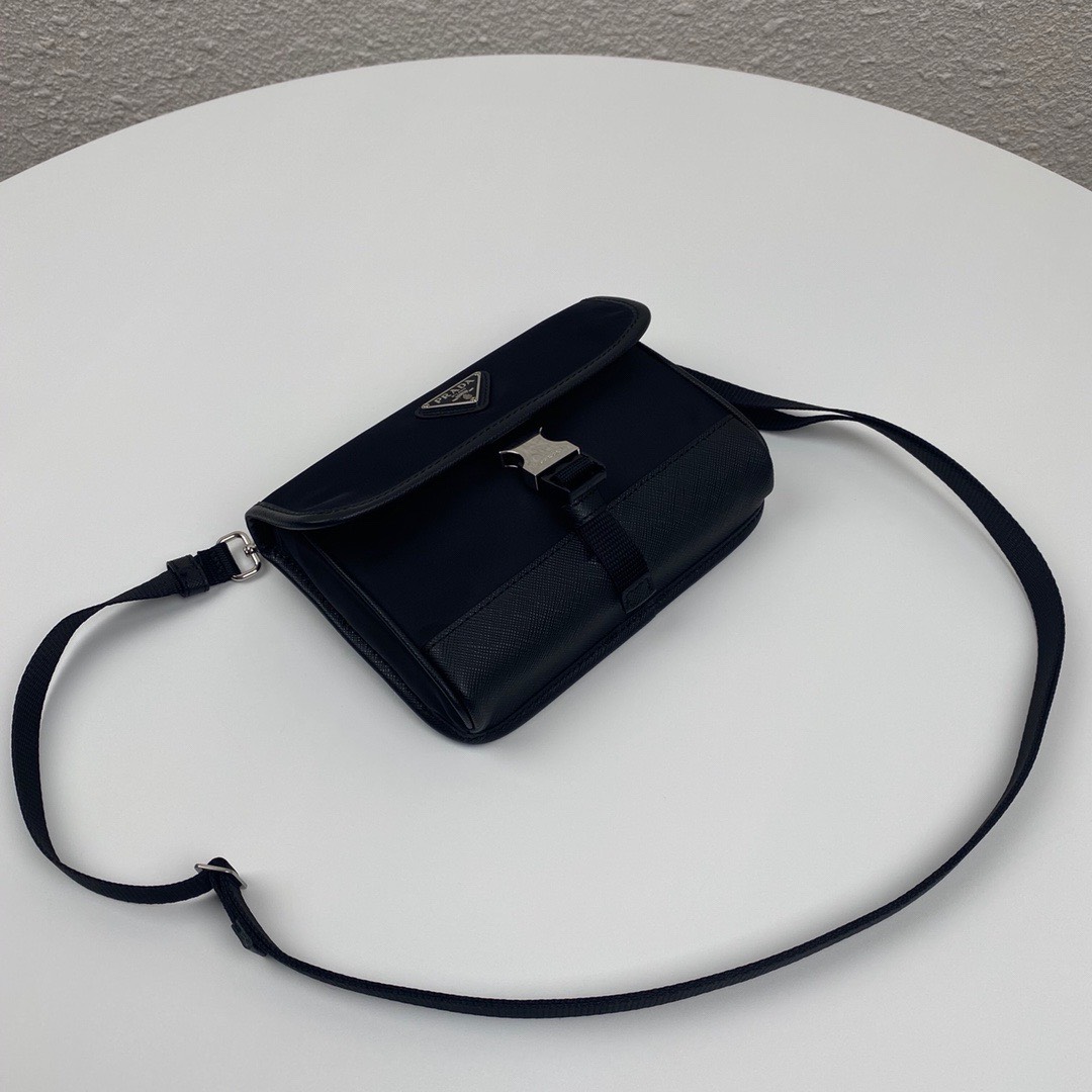 z3085613114901 9d3f5e5f9ba84dfce612a9c3a932c058 - T&uacute;i x&aacute;ch nam Prada Si&ecirc;u Cấp TXNPD2120