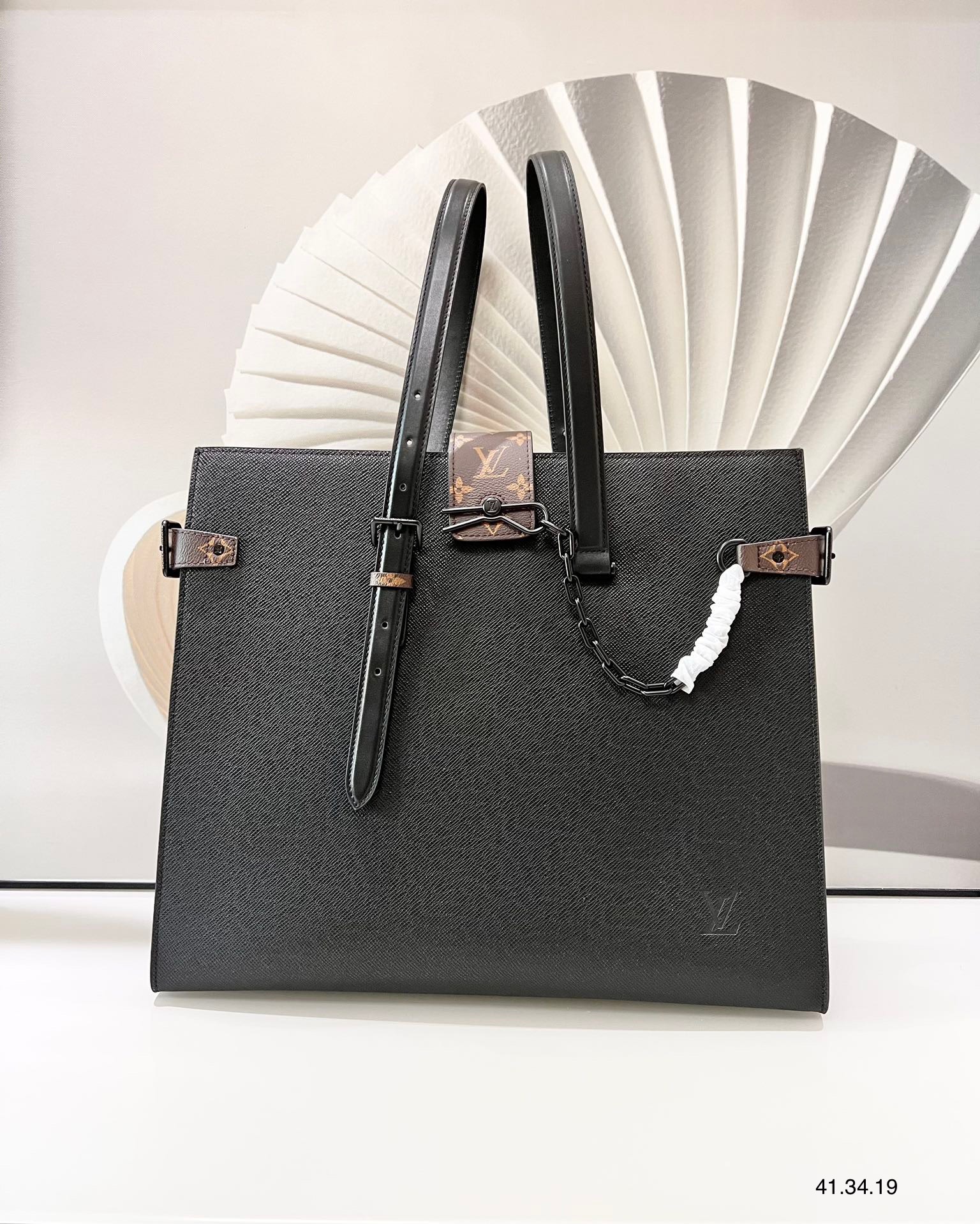 z3089075657291 cc928637f25db97125b2aaf121a238ad - T&uacute;i x&aacute;ch nam Louis Vuitton Si&ecirc;u Cấp TXNLV2124