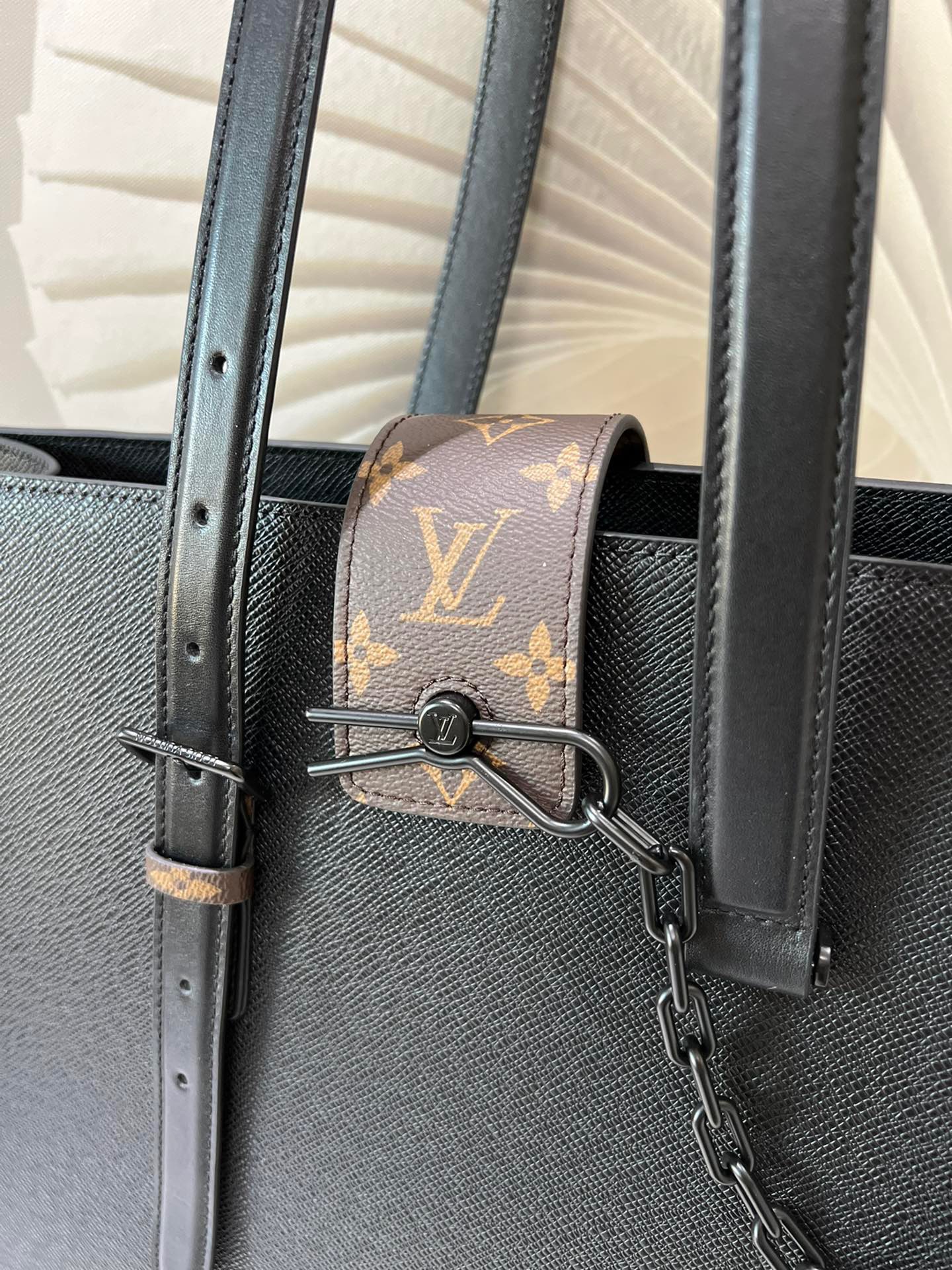 z3089075668373 8c6c0295e0b338af4739fe58ce3dd839 - T&uacute;i x&aacute;ch nam Louis Vuitton Si&ecirc;u Cấp TXNLV2124
