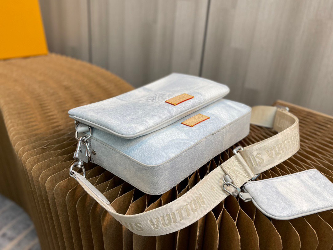 z3092035711882 2b4f2d42c8afe2657f957c354b18fd1b - T&uacute;i x&aacute;ch nam Louis Vuitton Si&ecirc;u Cấp TXNLV2128